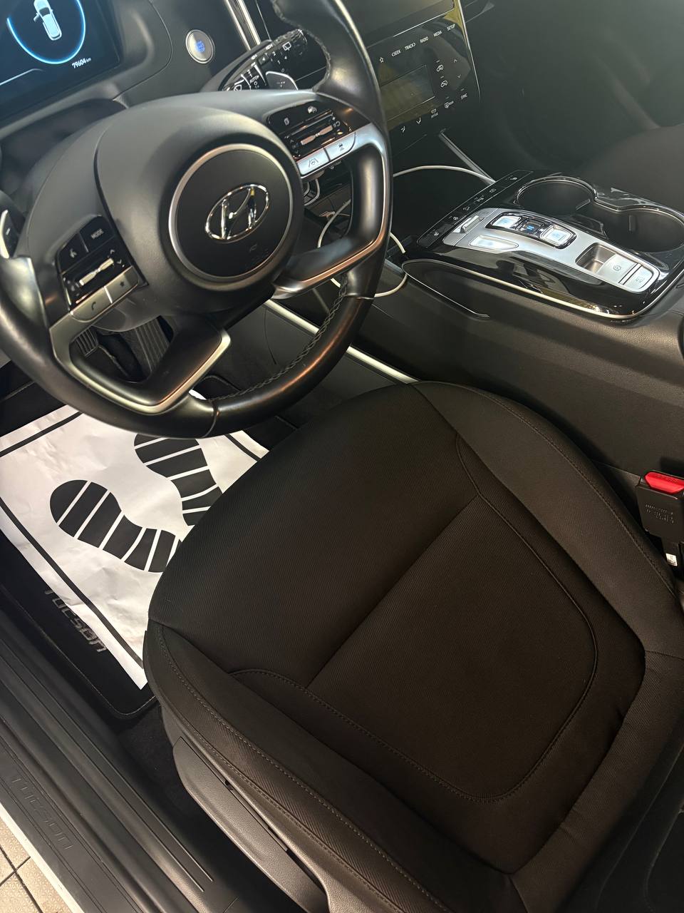 Švarus Hyundai Tucson salonas po cheminio valymo