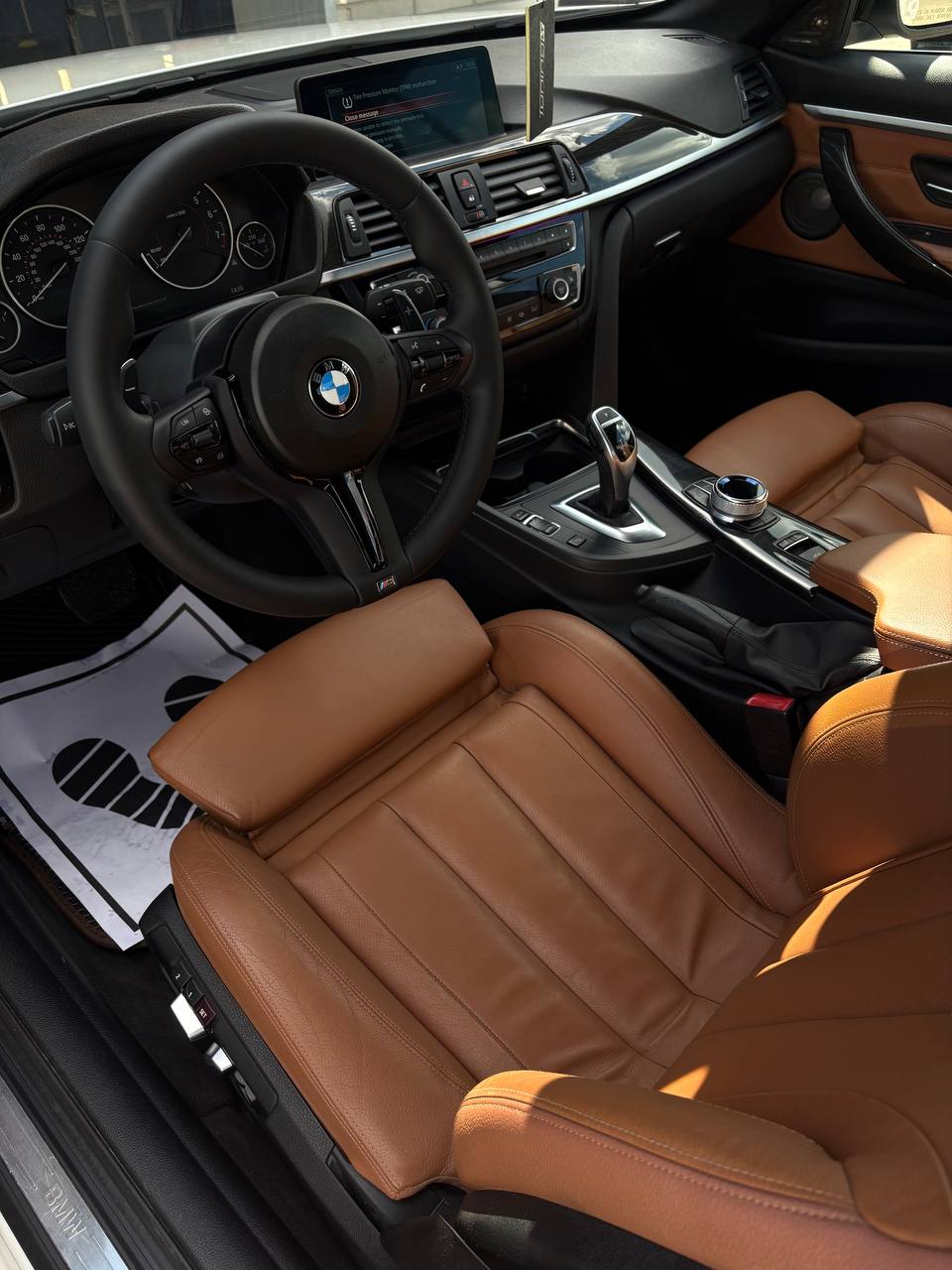 Матовое кожаное сиденье BMW и чистое стекло