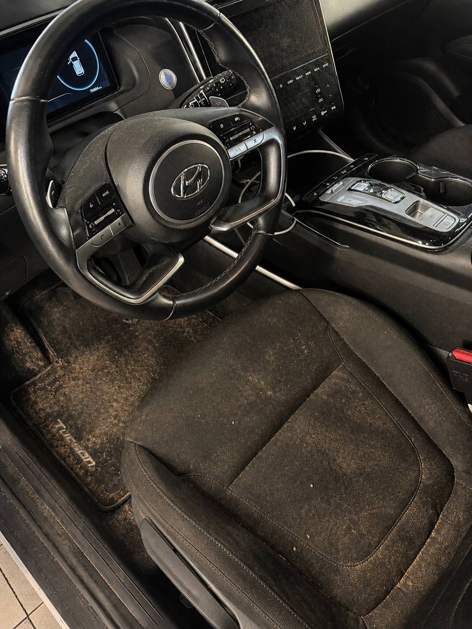 Dėmėtas Hyundai Tucson salonas prieš valymą