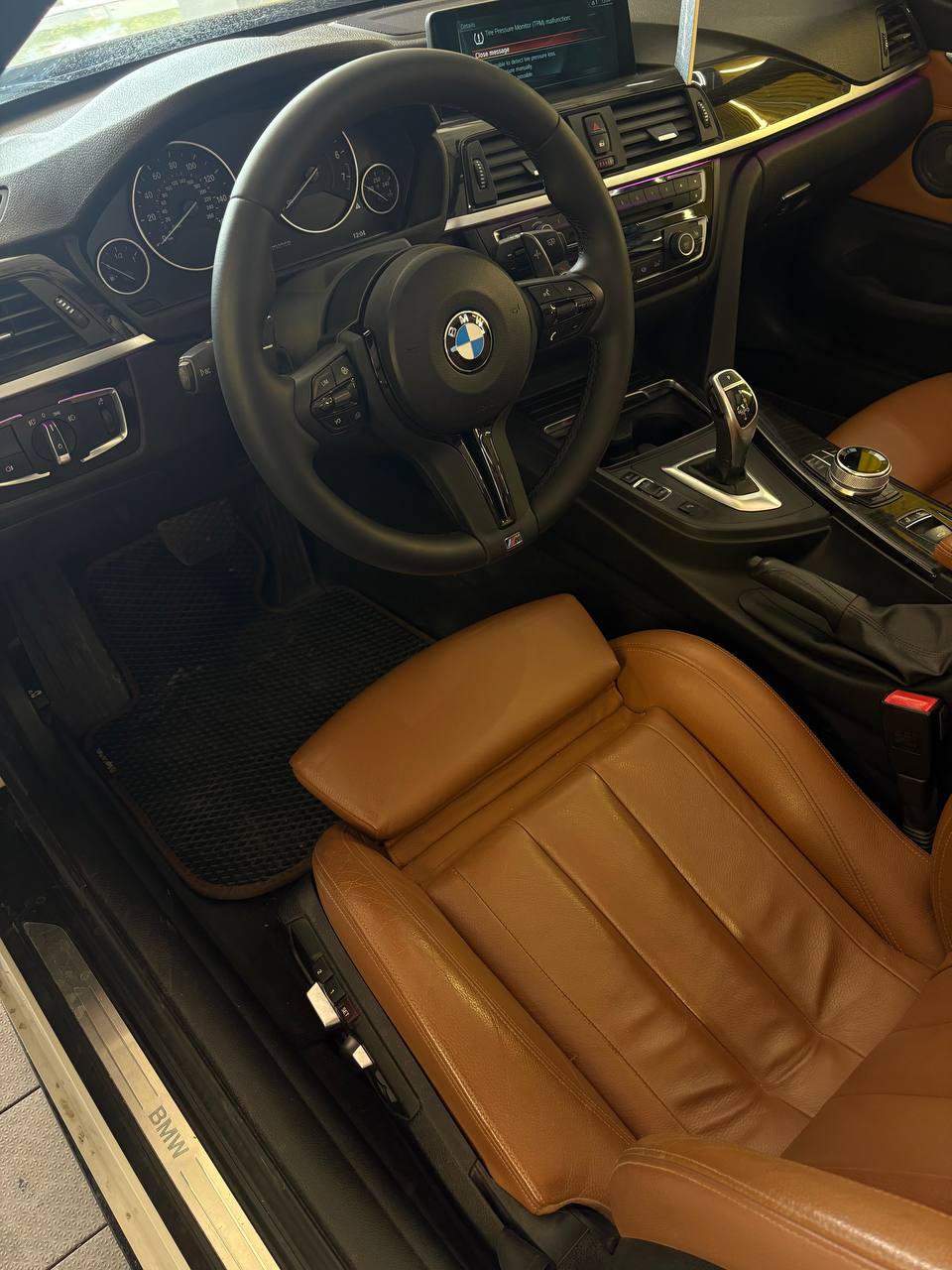 Блестящее кожаное сиденье BMW и наклейки на стекле