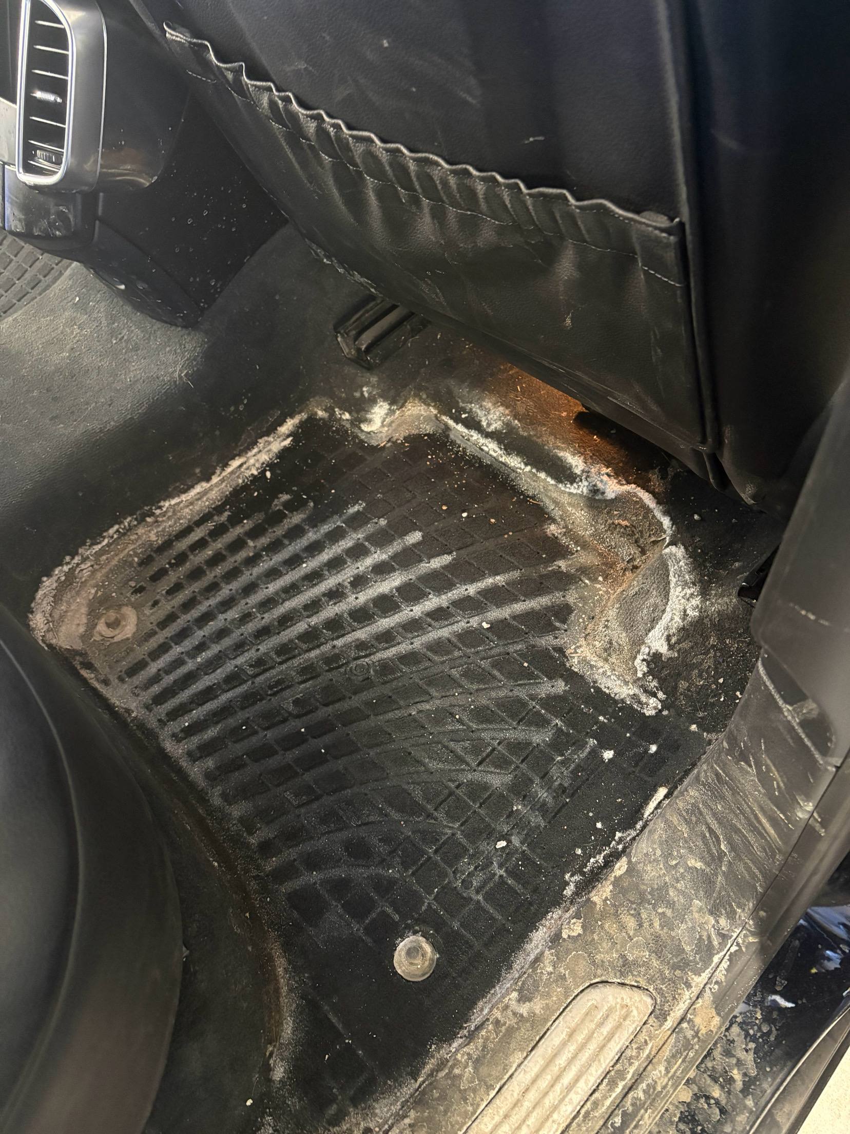 Audi Q5 salonas prieš cheminį valymą